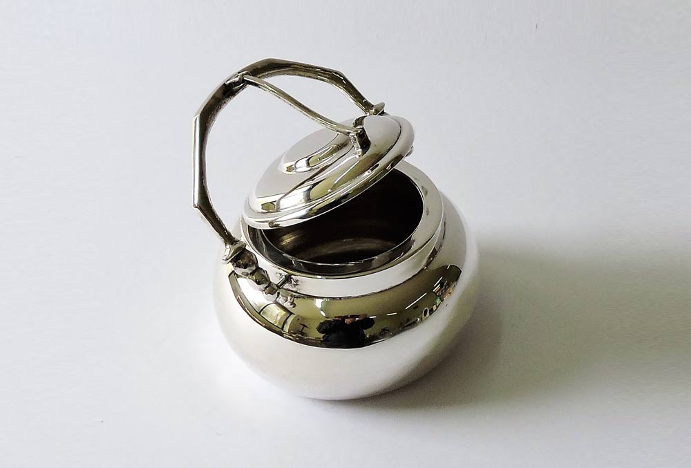 Azucarera de bola con asa.