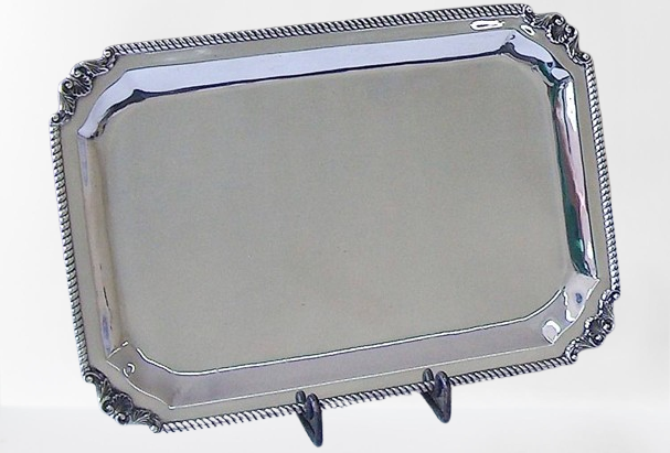 Charola con conchas.